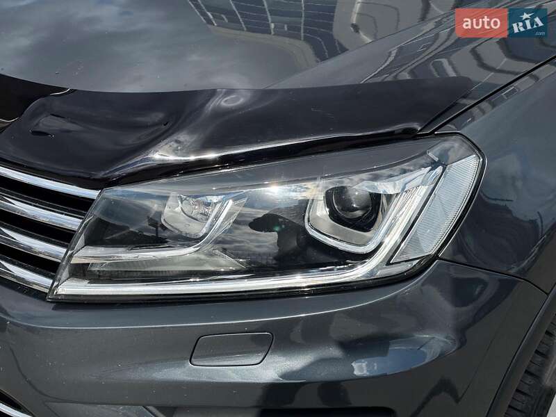 Внедорожник / Кроссовер Volkswagen Touareg 2015 в Харькове