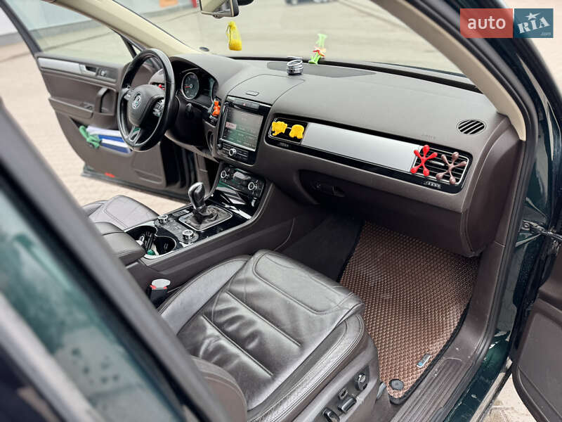 Внедорожник / Кроссовер Volkswagen Touareg 2011 в Нововолынске