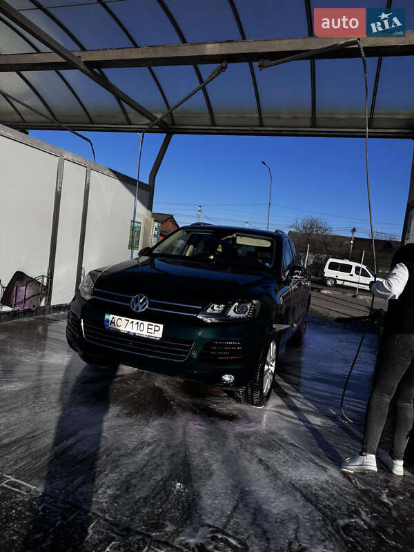 Внедорожник / Кроссовер Volkswagen Touareg 2011 в Нововолынске