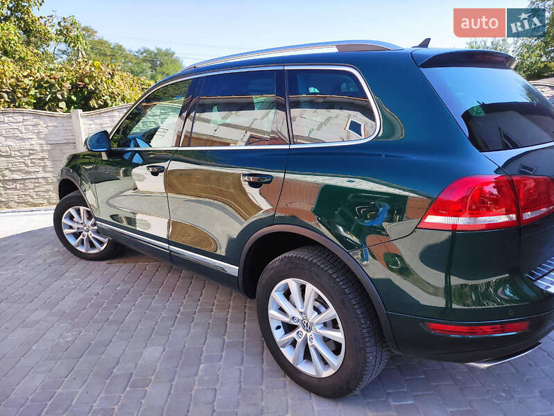 Внедорожник / Кроссовер Volkswagen Touareg 2011 в Нововолынске