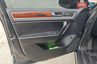 Позашляховик / Кросовер Volkswagen Touareg 2012 в 
