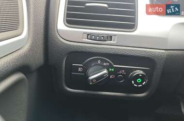 Позашляховик / Кросовер Volkswagen Touareg 2012 в 