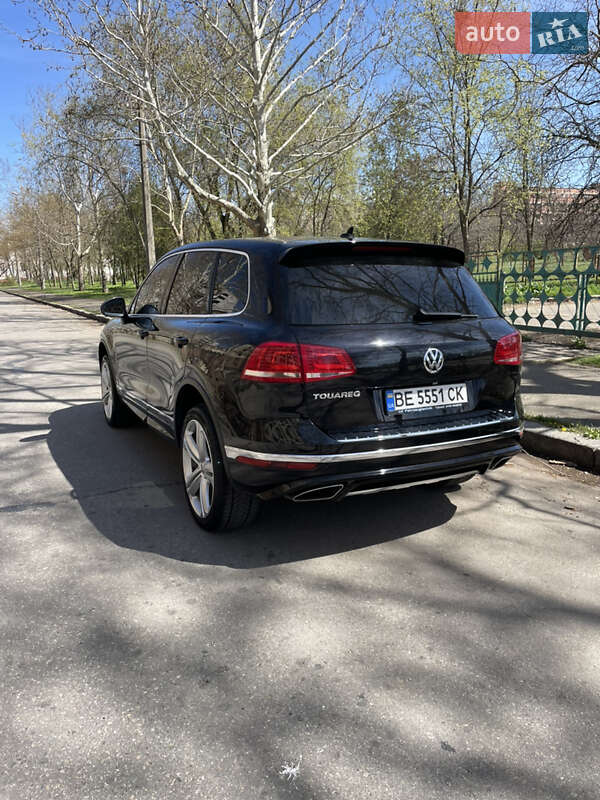 Внедорожник / Кроссовер Volkswagen Touareg 2015 в Николаеве
