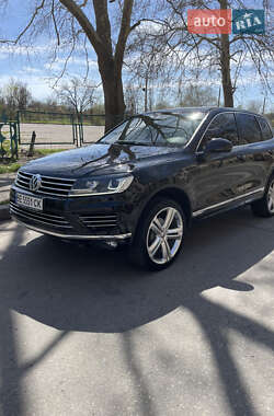 Внедорожник / Кроссовер Volkswagen Touareg 2015 в Николаеве