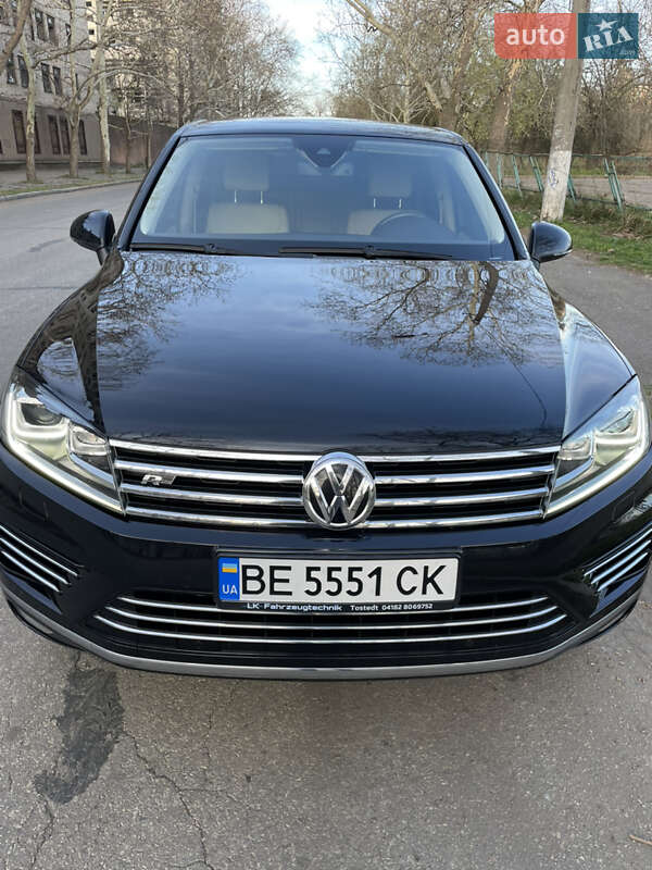 Внедорожник / Кроссовер Volkswagen Touareg 2015 в Николаеве