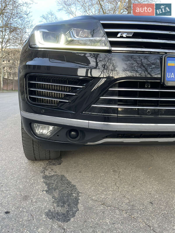 Внедорожник / Кроссовер Volkswagen Touareg 2015 в Николаеве