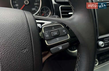 Внедорожник / Кроссовер Volkswagen Touareg 2017 в 