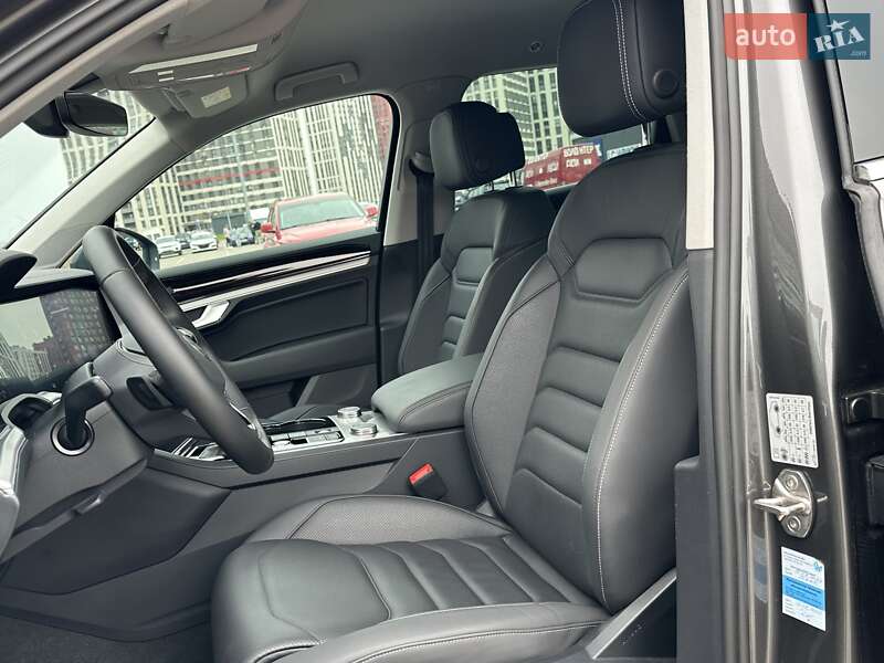 Позашляховик / Кросовер Volkswagen Touareg 2022 в Києві