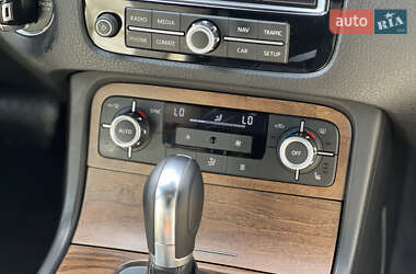 Внедорожник / Кроссовер Volkswagen Touareg 2012 в 