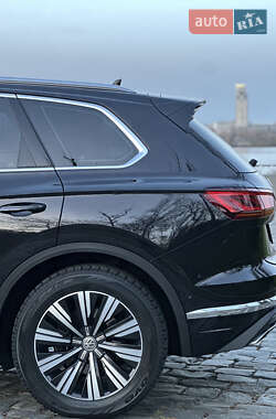 Внедорожник / Кроссовер Volkswagen Touareg 2018 в 