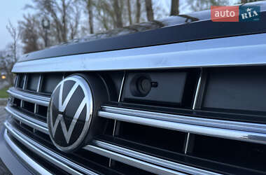 Внедорожник / Кроссовер Volkswagen Touareg 2018 в 