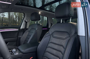 Внедорожник / Кроссовер Volkswagen Touareg 2018 в 