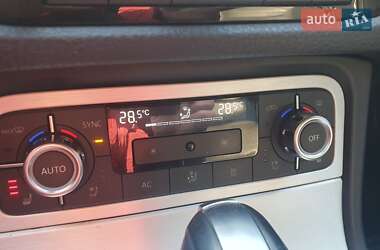 Внедорожник / Кроссовер Volkswagen Touareg 2011 в 