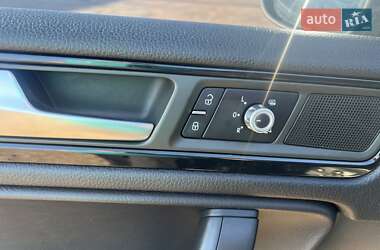 Внедорожник / Кроссовер Volkswagen Touareg 2012 в 