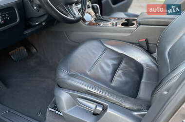 Внедорожник / Кроссовер Volkswagen Touareg 2011 в 