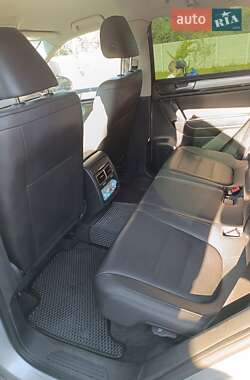 Внедорожник / Кроссовер Volkswagen Touareg 2013 в 