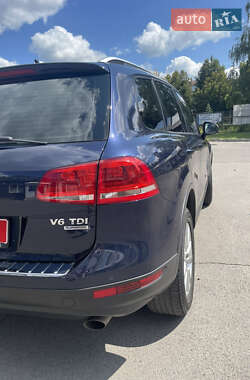 Позашляховик / Кросовер Volkswagen Touareg 2011 в 