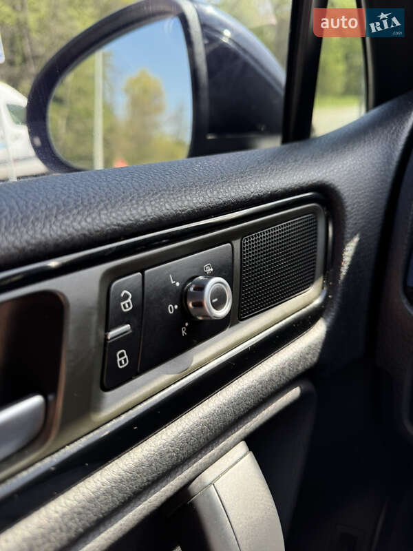 Внедорожник / Кроссовер Volkswagen Touareg 2014 в Киеве