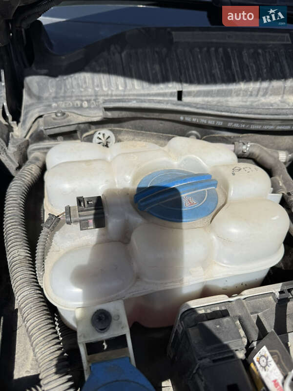 Внедорожник / Кроссовер Volkswagen Touareg 2014 в Киеве