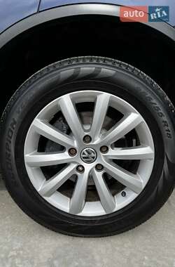 Внедорожник / Кроссовер Volkswagen Touareg 2012 в 