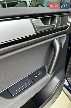 Внедорожник / Кроссовер Volkswagen Touareg 2012 в 