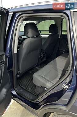 Внедорожник / Кроссовер Volkswagen Touareg 2012 в 