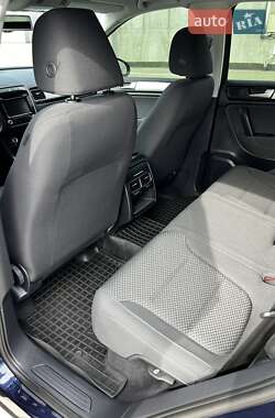 Внедорожник / Кроссовер Volkswagen Touareg 2012 в 
