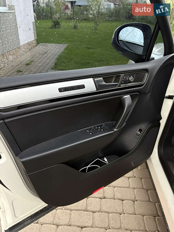 Позашляховик / Кросовер Volkswagen Touareg 2011 в Львові