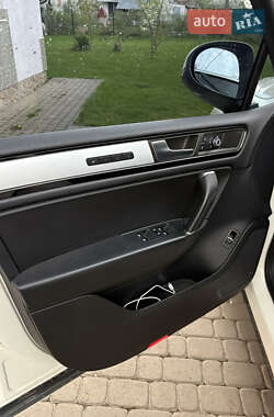 Внедорожник / Кроссовер Volkswagen Touareg 2011 в 