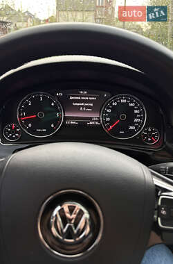 Внедорожник / Кроссовер Volkswagen Touareg 2011 в 