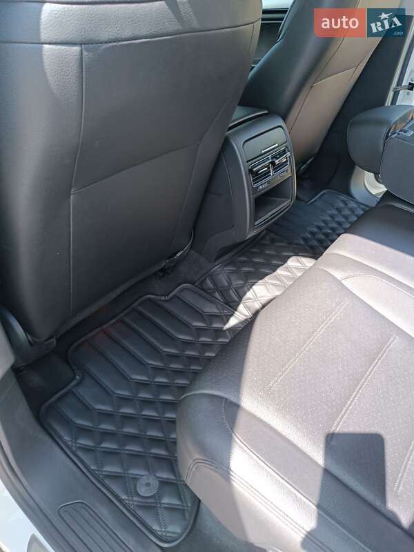 Внедорожник / Кроссовер Volkswagen Touareg 2011 в Днепре