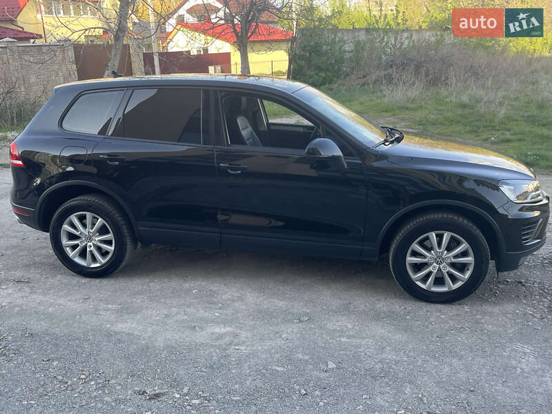 Внедорожник / Кроссовер Volkswagen Touareg 2015 в Каменец-Подольском