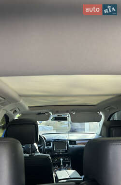 Позашляховик / Кросовер Volkswagen Touareg 2011 в 