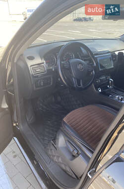 Позашляховик / Кросовер Volkswagen Touareg 2011 в 