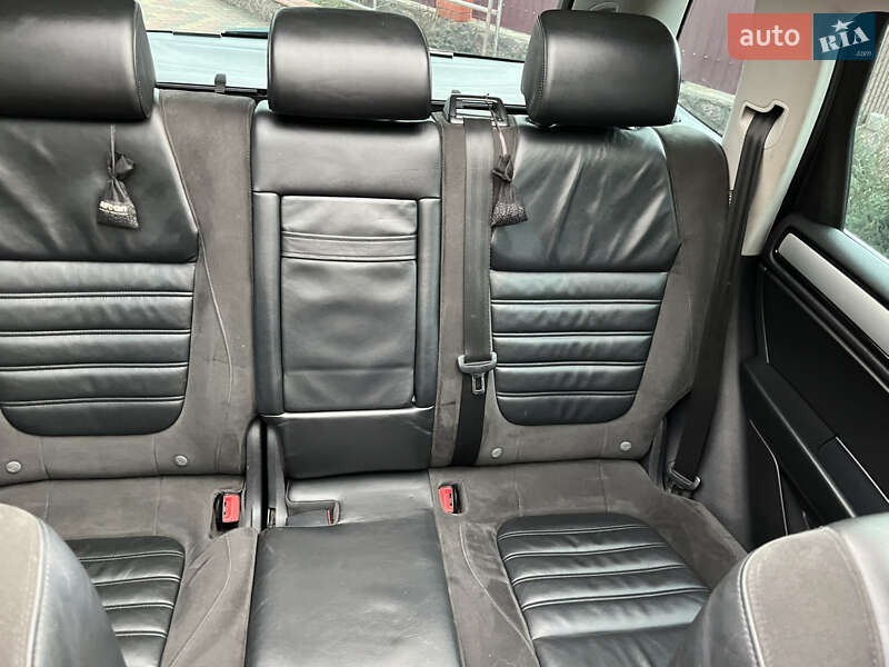 Внедорожник / Кроссовер Volkswagen Touareg 2012 в Новоукраинке