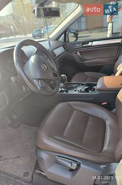 Позашляховик / Кросовер Volkswagen Touareg 2013 в 