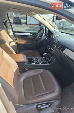 Позашляховик / Кросовер Volkswagen Touareg 2013 в 