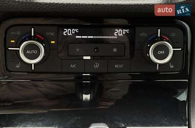 Позашляховик / Кросовер Volkswagen Touareg 2013 в 