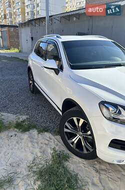 Позашляховик / Кросовер Volkswagen Touareg 2014 в 