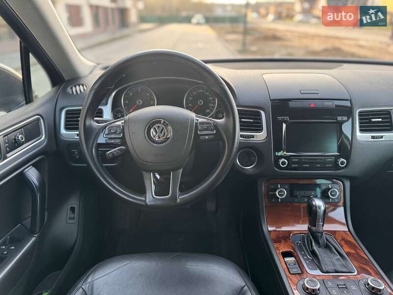 Внедорожник / Кроссовер Volkswagen Touareg 2011 в Киеве