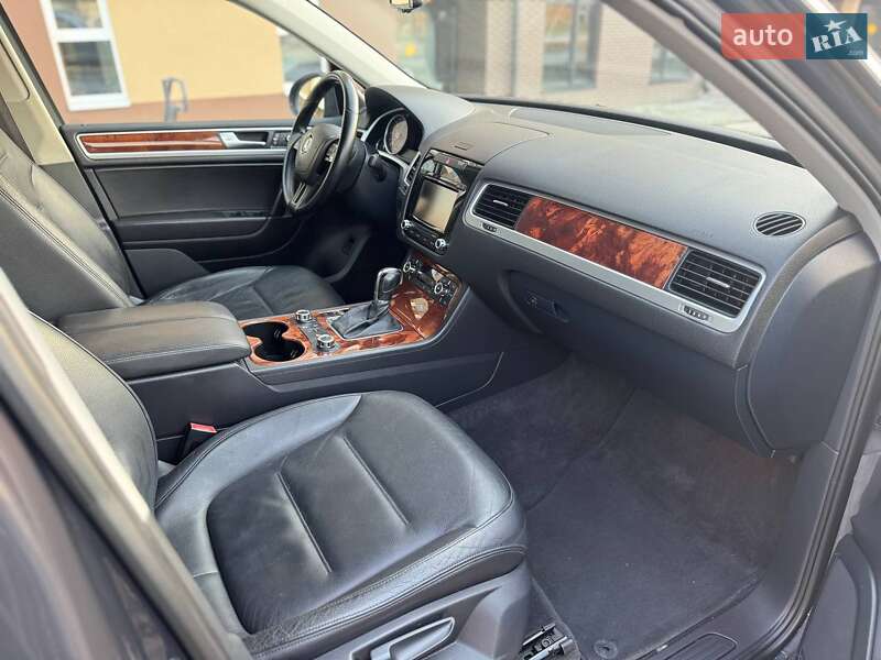 Внедорожник / Кроссовер Volkswagen Touareg 2011 в Киеве