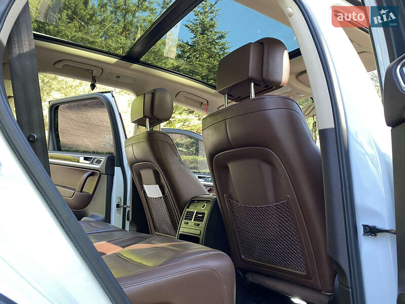 Внедорожник / Кроссовер Volkswagen Touareg 2012 в Львове