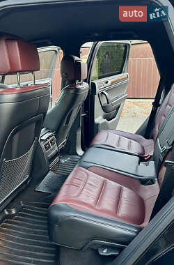 Внедорожник / Кроссовер Volkswagen Touareg 2012 в 