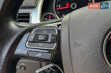 Внедорожник / Кроссовер Volkswagen Touareg 2016 в 