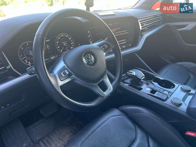 Позашляховик / Кросовер Volkswagen Touareg 2018 в Києві