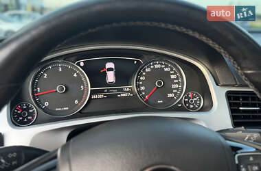 Позашляховик / Кросовер Volkswagen Touareg 2011 в 
