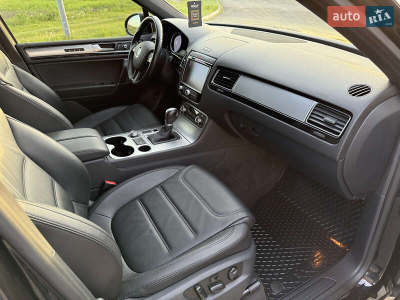 Позашляховик / Кросовер Volkswagen Touareg 2015 в Радивиліві