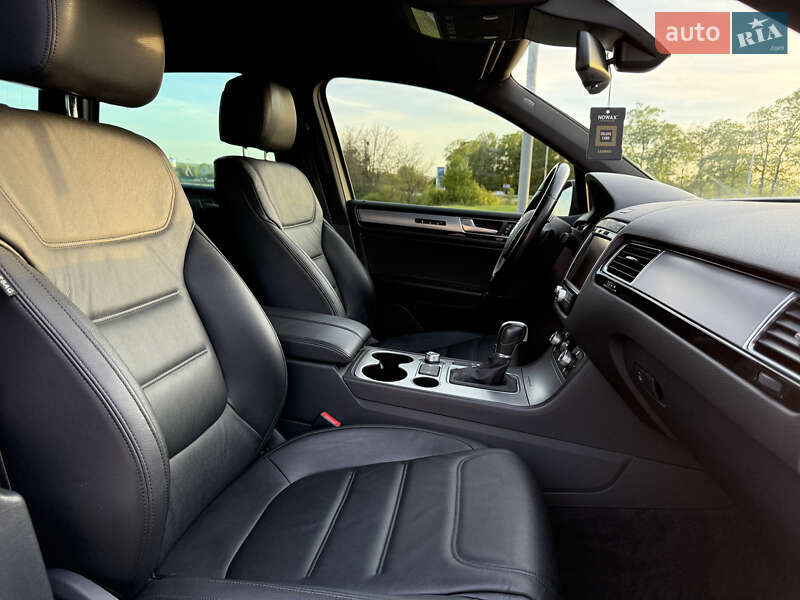 Позашляховик / Кросовер Volkswagen Touareg 2015 в Радивиліві