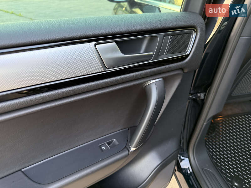 Позашляховик / Кросовер Volkswagen Touareg 2015 в Радивиліві