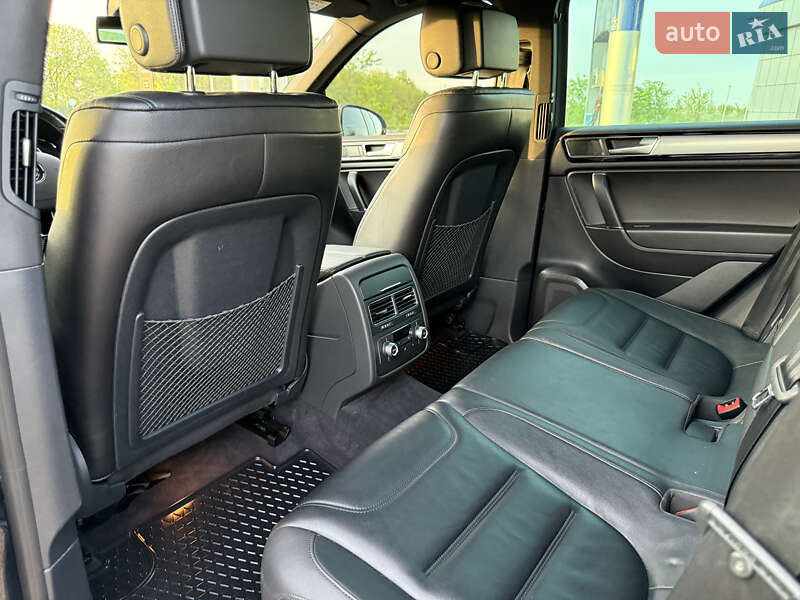Позашляховик / Кросовер Volkswagen Touareg 2015 в Радивиліві